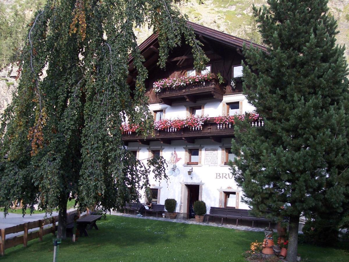 Отель Gaestehaus Bruggerhof Лангенфельд Экстерьер фото